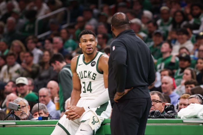 Giannis Antetokounmpo y el entrenador Adrian Griffin parecieron tener un acalorado.